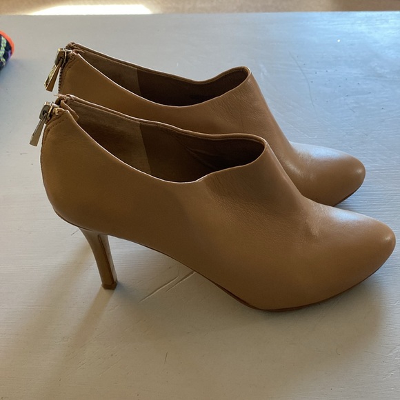 Camel colored leather Ann Taylor ankle booties - Picture 6 of 9